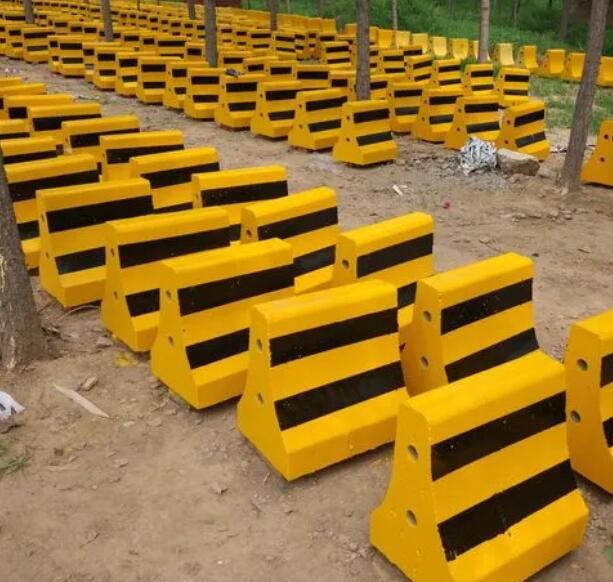 水泥隔离墩